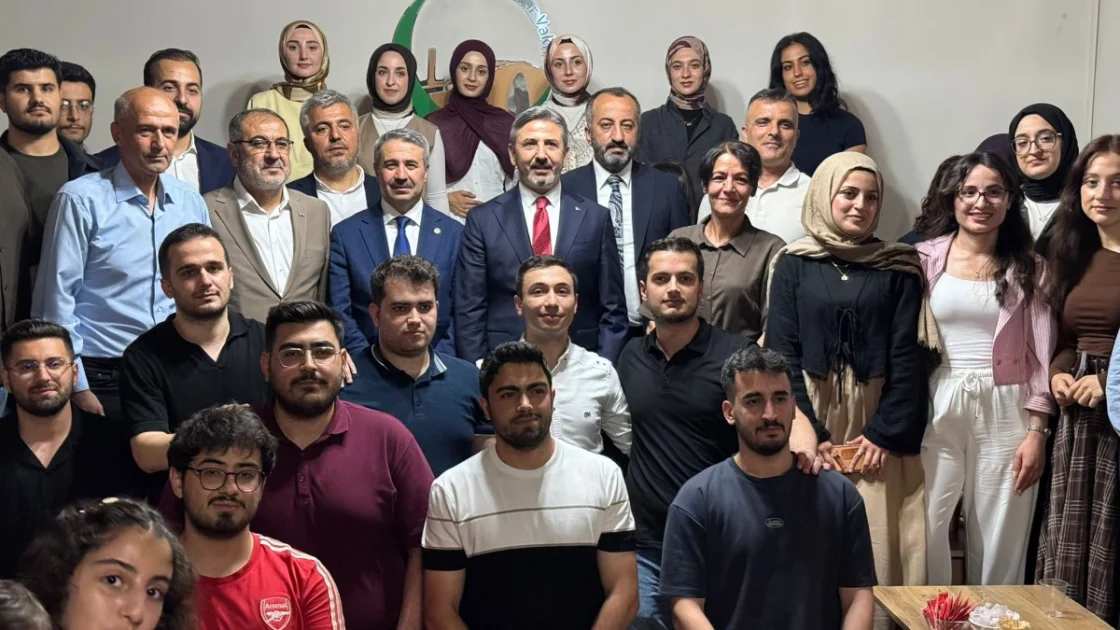 AK Partili Alkayış, Adıyamanlılar Vakfı Mezuniyetinde Gençlerle Buluştu